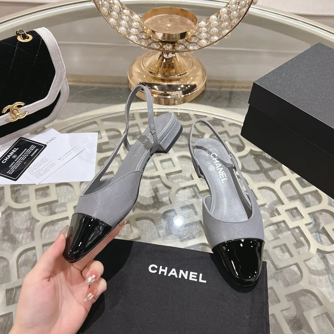 👟👟Ex-factory price 540👟👟 CHANEL Xiangjia 24vs spring and summer new fashion sandals series... Chanel is a very comprehensive noble fashion lifestyle brand. The same models are sold by major fashion bloggers and celebrities in Hong Kong, the United States, and other countries. They are simply beautiful. I fall in love with elegance and the playful sense of the future. I want to own them right away just by looking at them. But you can really think about a pair of exquisite high heels. This series is specially designed for extraordinary and indifferent ladies to create a unique overall effect. CHANEL designs products that inspire women to move forward and highlight their charm... 1️⃣Material: Original customized patent leather + imported sheepskin 2️⃣Inner lining: Original customized imported sheepskin 3️⃣Feet: Original customized imported sheepskin 4️⃣Outsole: Genuine leather sole imported from Italy 5️⃣Heel height: 2.5cm/6.5cm/9cm 6️⃣Number: 34-43 (34.40.41.42.43 customization is not returnable) 7️⃣Packaging: The latest and exquisite full set of packaging at the counter